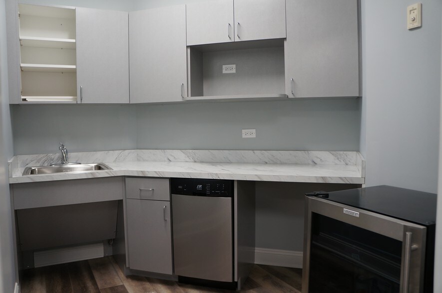 More Photos Of 600 Enterprise Dr, Oak Brook Medical For Lease