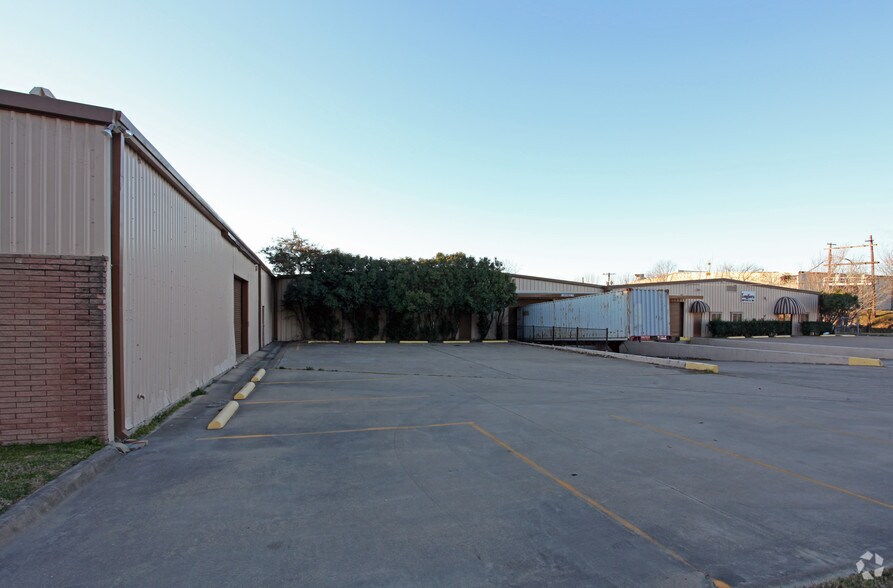 More Photos Of 2202 E Union Bower Rd, Irving Distribution For Lease