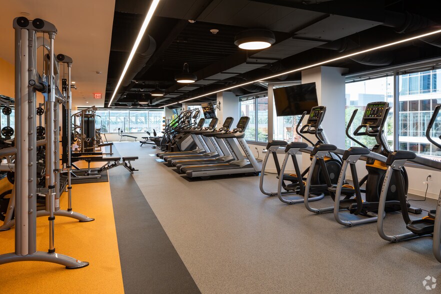 More Photos Of 250 W Pratt St, Baltimore Office For Lease