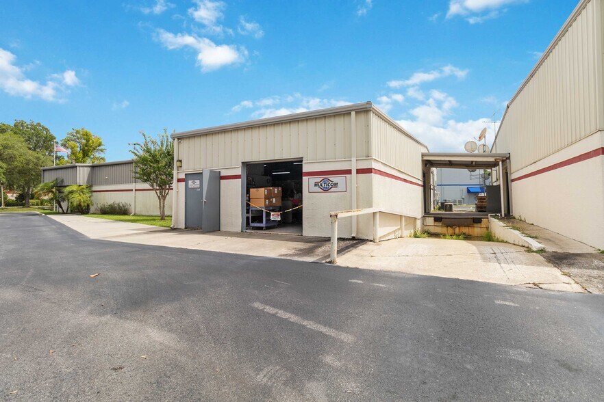 More Photos Of 1076 Florida Central Pky, Longwood Warehouse For Lease