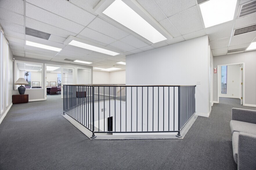 More Photos Of 844 E Sahara Ave, Las Vegas Loft Creative Space For Lease