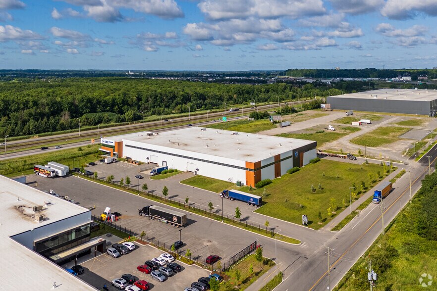 More Photos Of 1451 Rue Louis-Blériot, Mascouche Distribution For Lease
