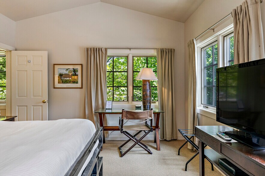 More Photos Of 240 E California St, Jacksonville Hotel For Sale