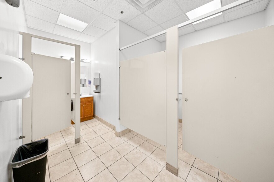 More Photos Of 140 N Franklin St, Holbrook Office For Sale