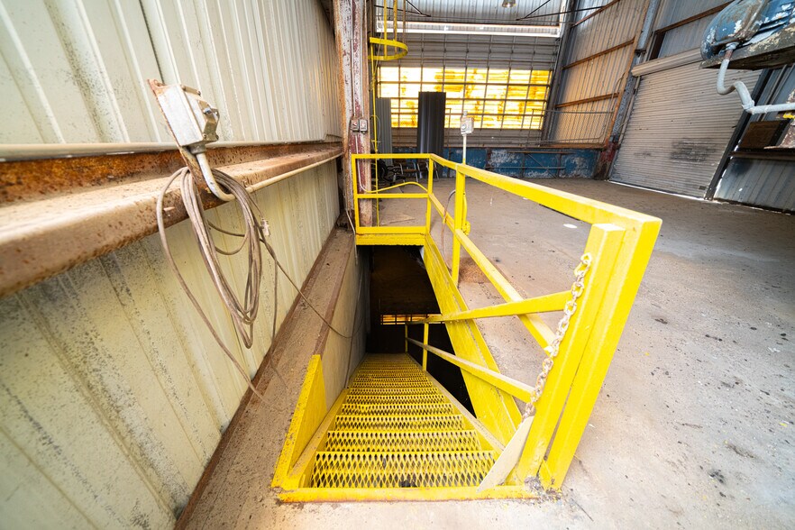 More Photos Of 220 Progress Blvd, Longview Warehouse For Lease