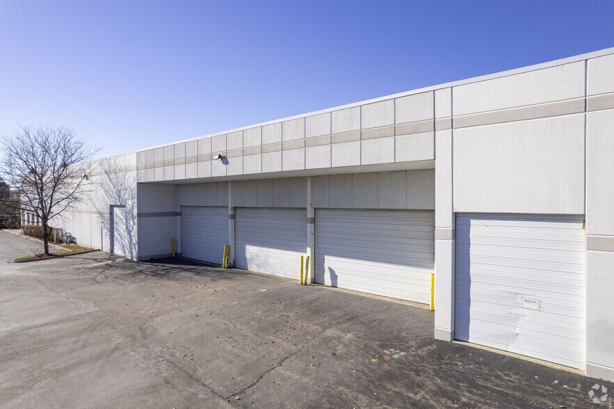 More Photos Of 595 Lakeview Pky, Vernon Hills Warehouse For Lease
