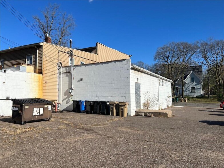 More Photos Of 416 Putnam St, Eau Claire Supermarket For Sale