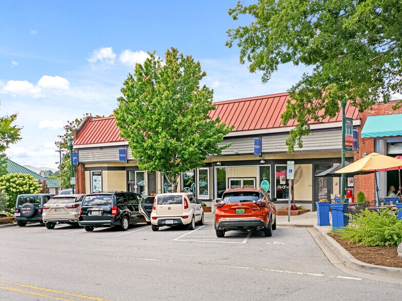 More Photos Of 125 S Main St, Hendersonville Storefront For Sale