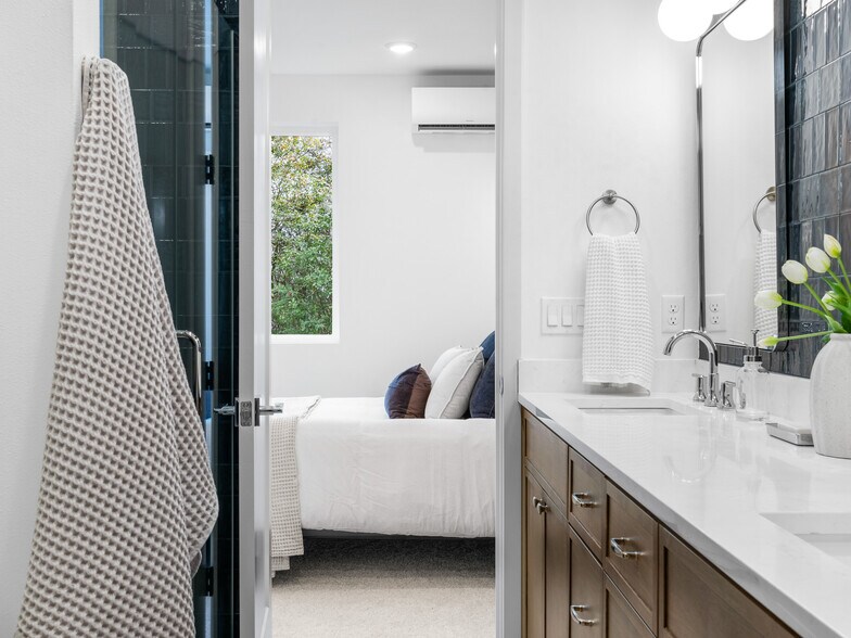 More Photos Of 2478 SE Lincoln St, Portland Multifamily For Sale