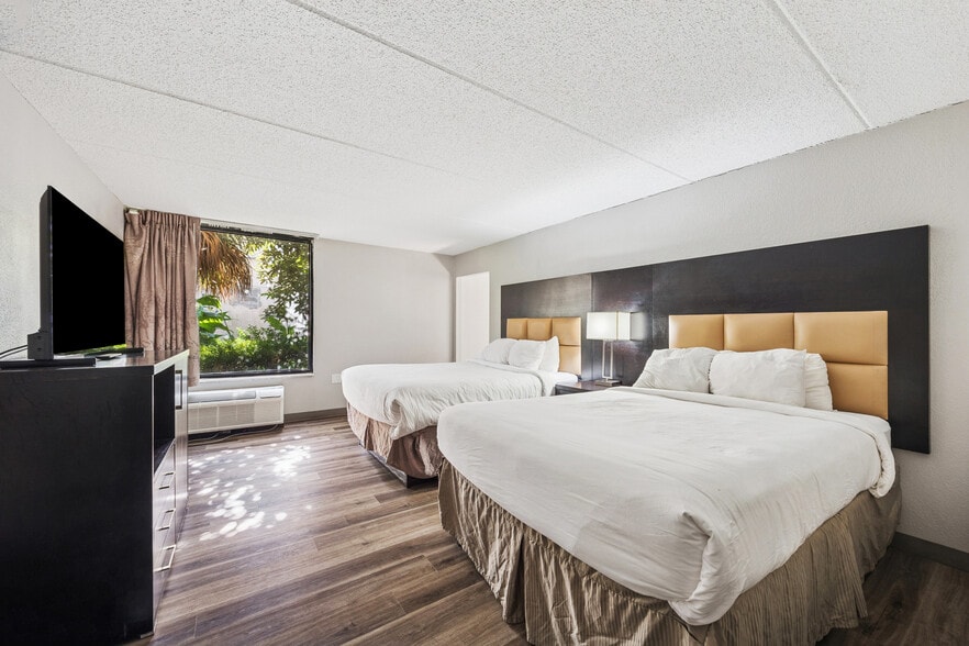 More Photos Of 925 Highway 332, Lake Jackson Hotel For Sale