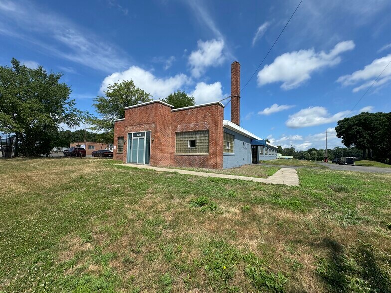 More Photos Of 732 Cottage St, Springfield Warehouse For Lease