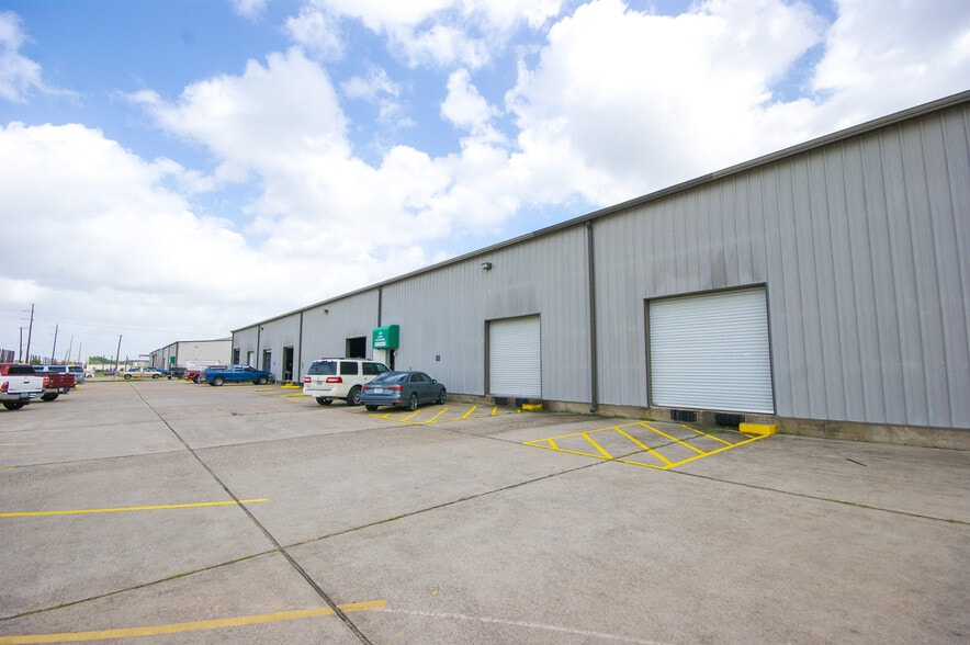 More Photos Of 1001 Dumont St, South Houston Distribution For Lease