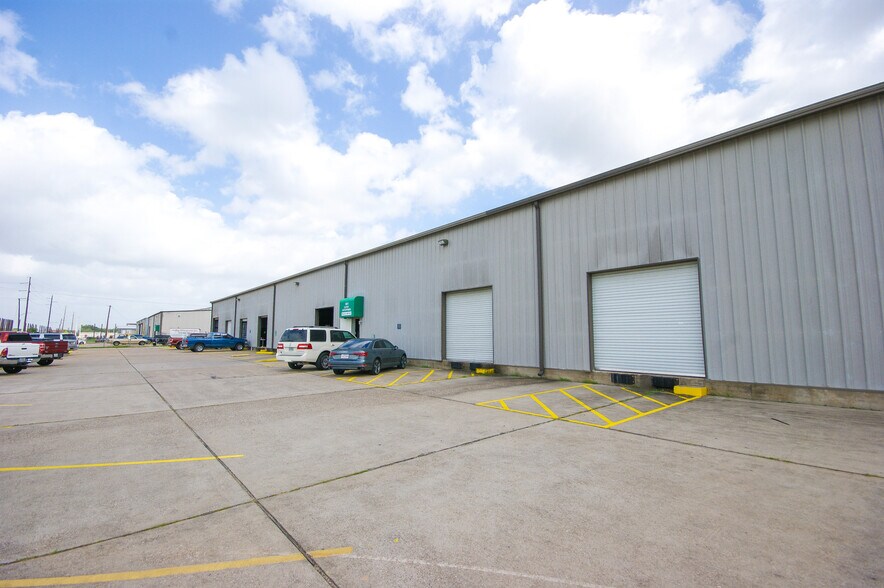 More Photos Of 1001 Dumont St, South Houston Distribution For Sale