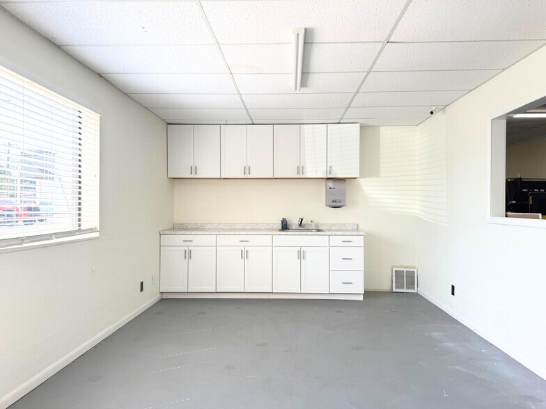 More Photos Of 1342 E Highway 377, Granbury Showroom For Sale