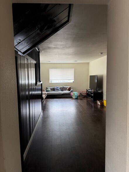 More Photos Of 187 W Oregon Ave, Creswell Flex For Sale