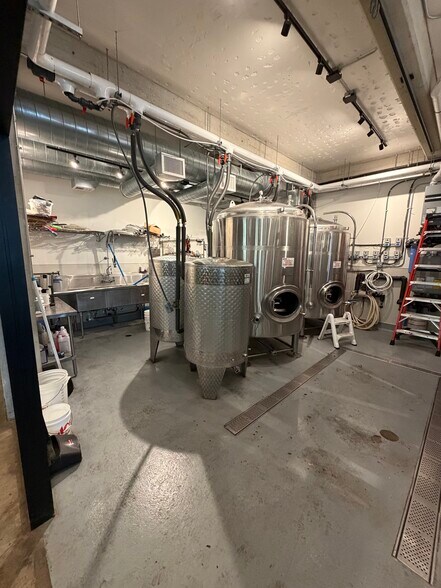 More Photos Of 700 E Broadway, Long Beach Restaurant For Sale