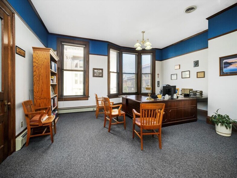 More Photos Of 921-931 8th St, Manitowoc Office For Sale