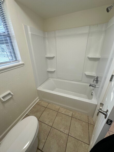 More Photos Of 2043 Cherry Laurel Dr, Spring Office For Lease