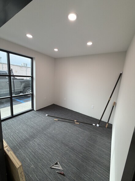 More Photos Of 21 N Skipworth Rd, Spokane Valley Showroom For Lease