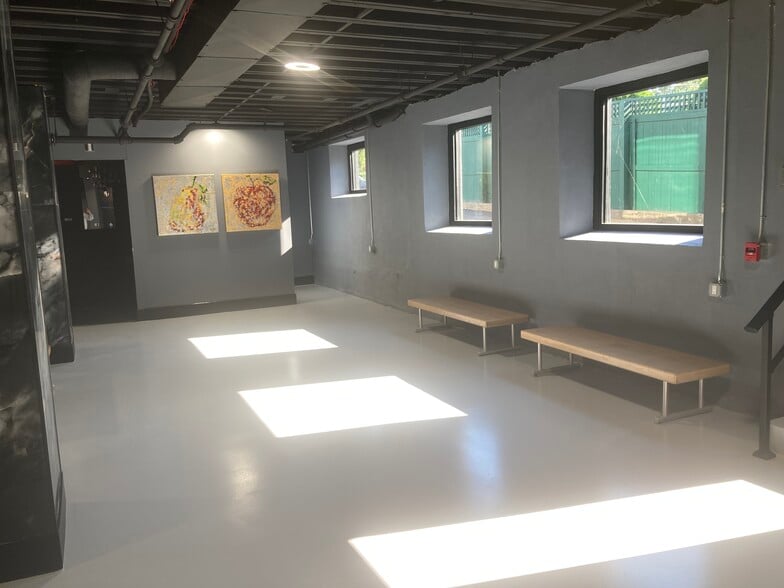 More Photos Of 169 W Putnam Ave, Greenwich Freestanding For Lease