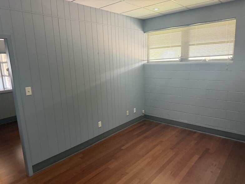More Photos Of 1962 Madison Ave, Memphis Storefront Retail Office For Sale