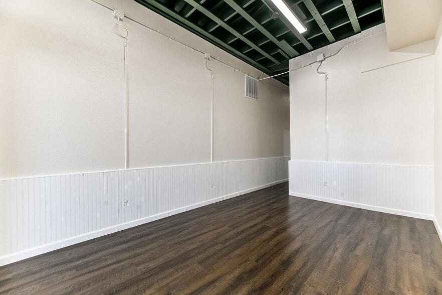 More Photos Of 121 W Sealy St, Alvin Freestanding For Sale