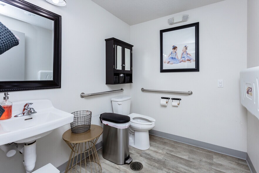 More Photos Of 1380 NE 66th Ave, Des Moines Flex For Sale