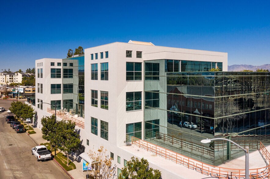 More Photos Of 4100 W Alameda Ave, Burbank Coworking Space