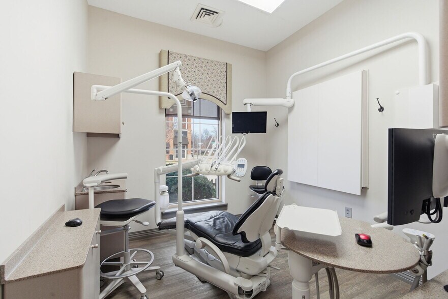 More Photos Of 2104 Chesterfield Blvd, Springfield Office For Sale