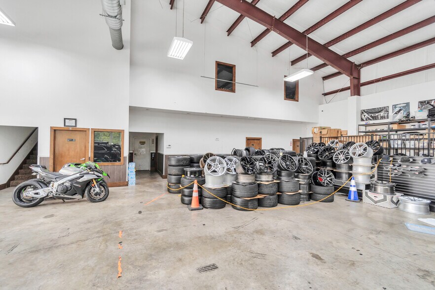 More Photos Of 14902 N Fwy Service Rd, Houston Freestanding For Lease