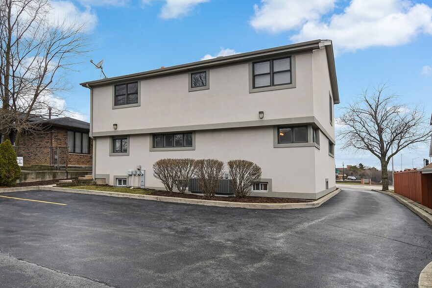 More Photos Of 103 E Ogden Ave, Clarendon Hills Office For Sale