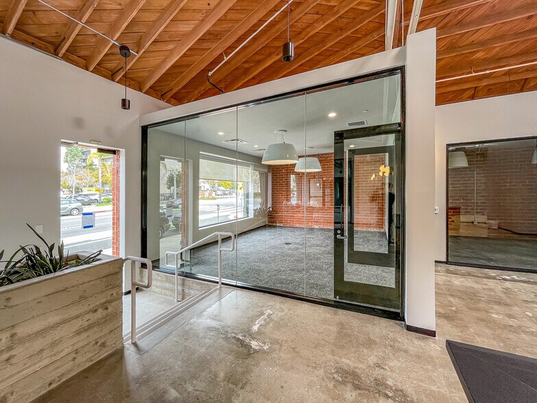 More Photos Of 2014-2058 Broadway, Santa Monica Loft Creative Space For Lease