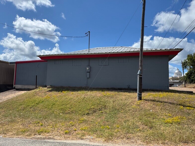 More Photos Of 706 N Perry St, Palestine General Retail For Sale