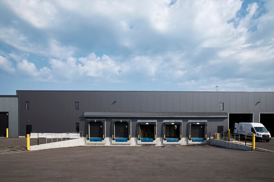More Photos Of 2927-2929 Av Kepler, Québec Warehouse For Lease