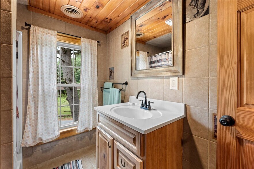 More Photos Of 746 Howe Rd, Lake Luzerne Hotel For Sale