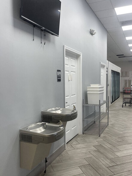 More Photos Of 5050 Sunbeam Rd, Jacksonville General Retail For Lease