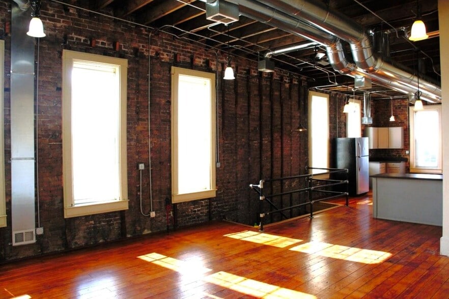 More Photos Of 1028 State St, Racine Storefront Retail Residential For Sale