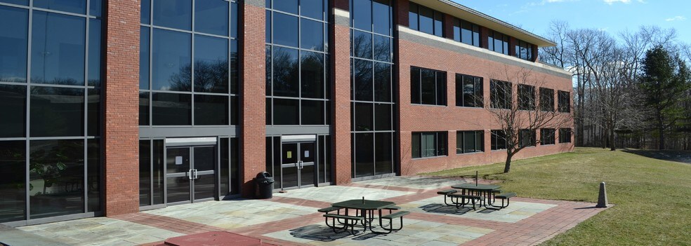 More Photos Of 10 Waterside Dr, Farmington Office For Lease