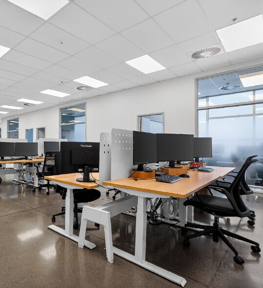 More Photos Of 960-1000 Rue Parent, St-Bruno-de-Montarville Distribution For Lease