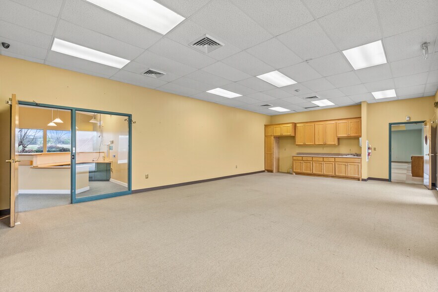 More Photos Of 512 Professional Park Rd, Clinton Medical For Sale