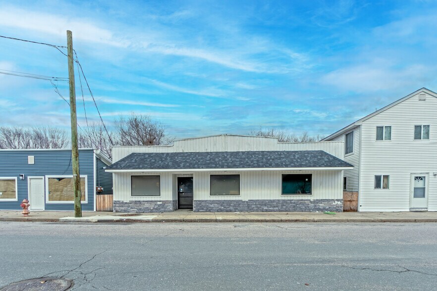 More Photos Of 164 S Main St, Brooklyn Storefront For Lease