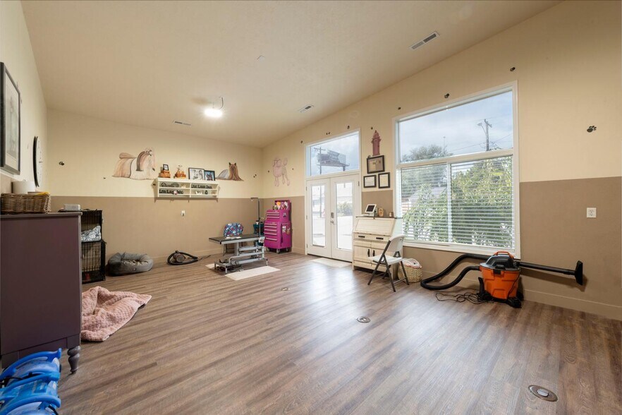 More Photos Of 5951 S Stratler St, Salt Lake City Veterinarian Kennel For Sale