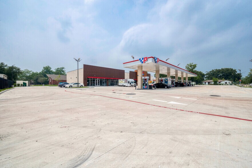 More Photos Of 7755 N Wayside Dr, Houston General Retail For Lease