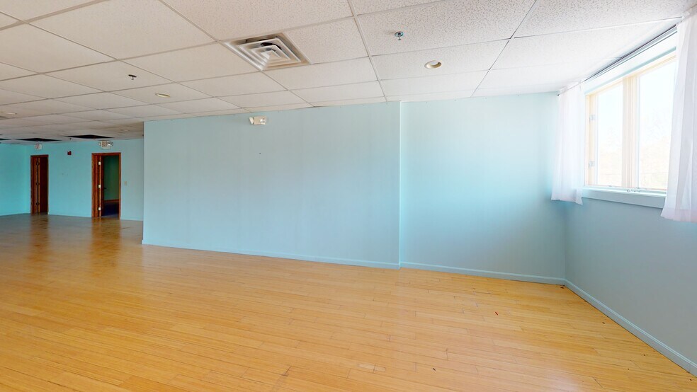 More Photos Of 198 Londonderry Tpke, Hooksett Light Distribution For Sale