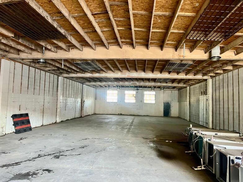 More Photos Of 3332 14th St, Los Angeles Warehouse For Lease