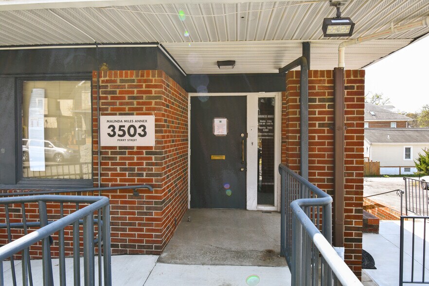 More Photos Of 3505 Perry St, Mount Rainier Office For Lease