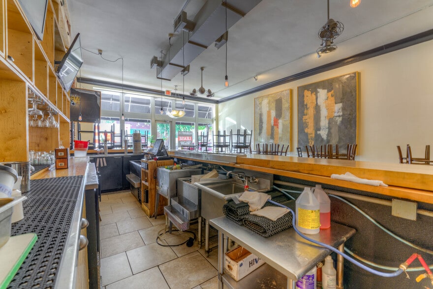 More Photos Of 940-942 S Cooper St, Memphis Storefront For Lease