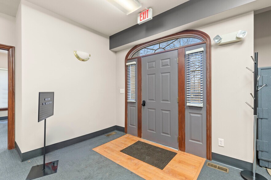 More Photos Of 132 N High St, Gahanna Office For Sale