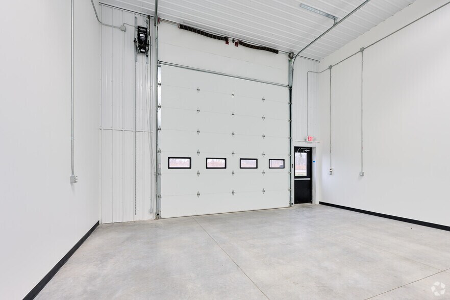 More Photos Of 10 Regency Oaks Blvd, Rochester Warehouse For Lease