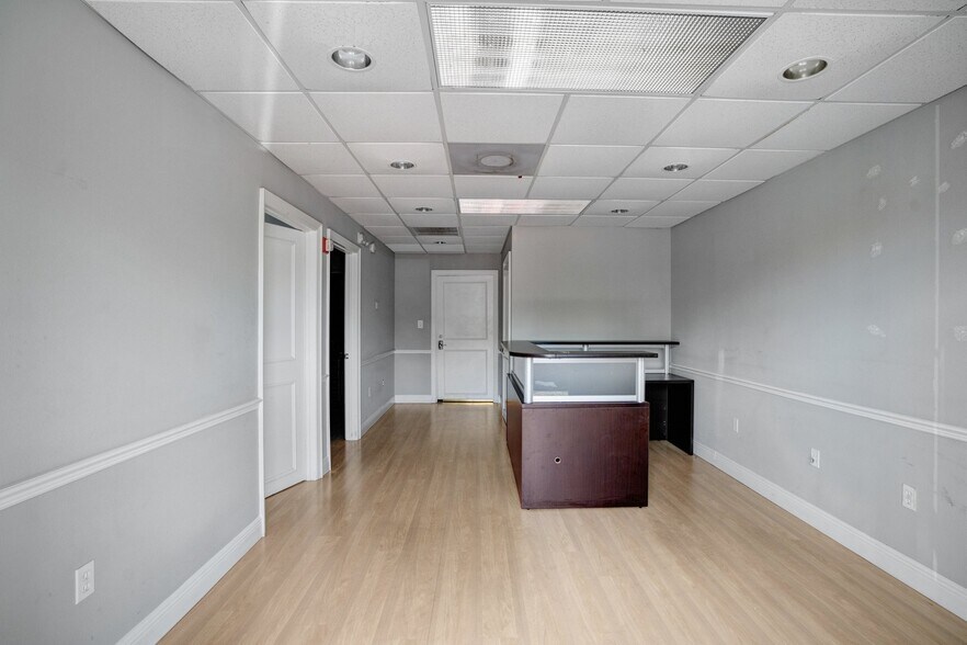 More Photos Of 1882 Porter Lake Dr, Sarasota Light Manufacturing For Sale